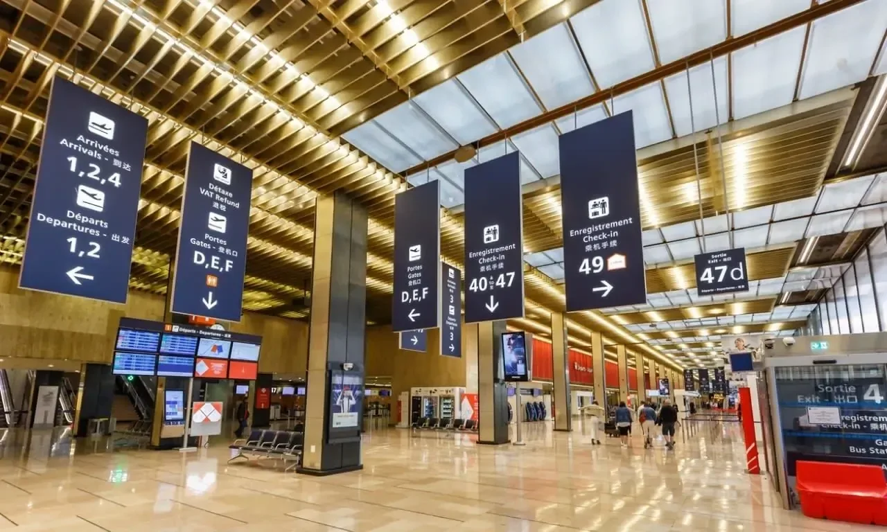 Hall d'aéroport moderne avec panneaux d'enregistrement et de départs