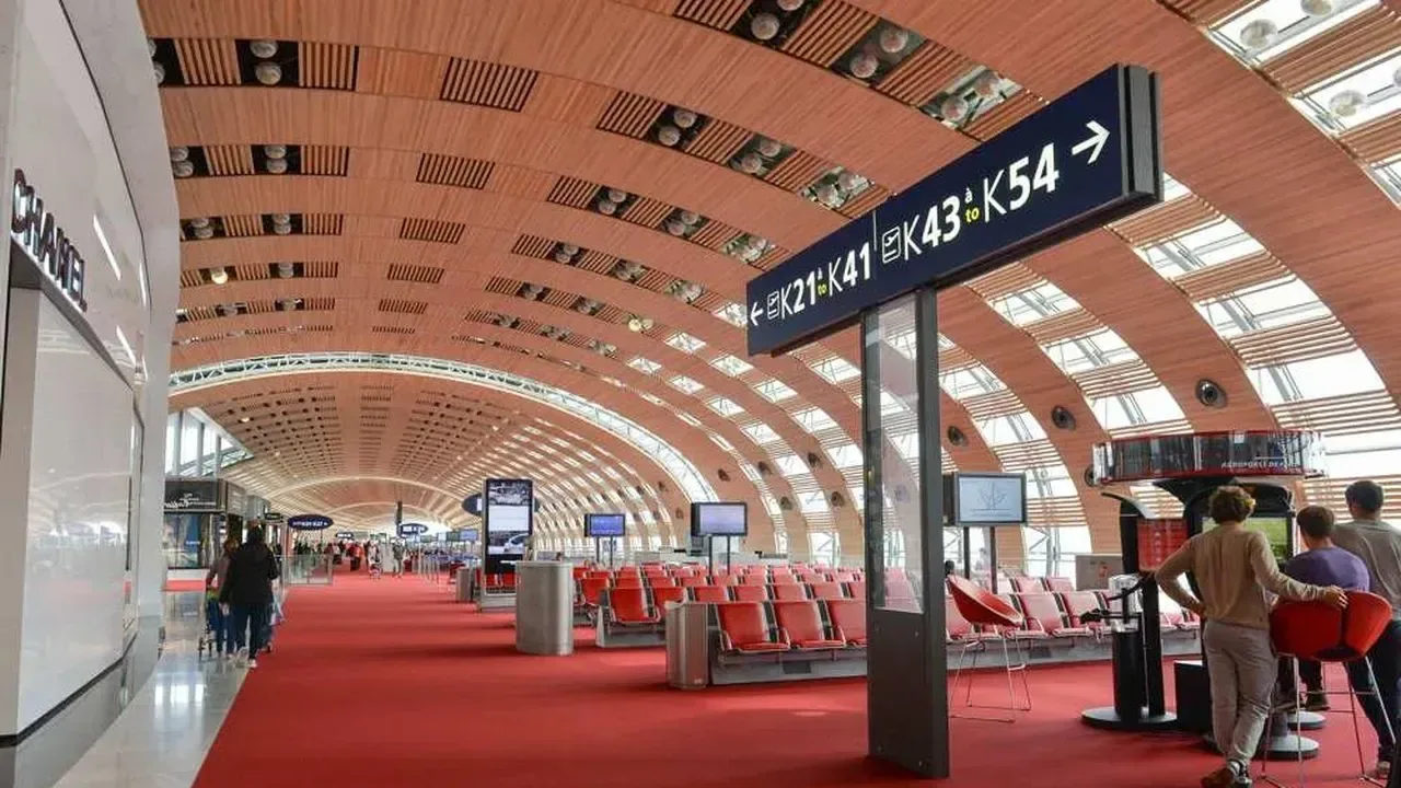 Hall des départs de l'aéroport Roissy-Charles de Gaulle avec panneaux d'information