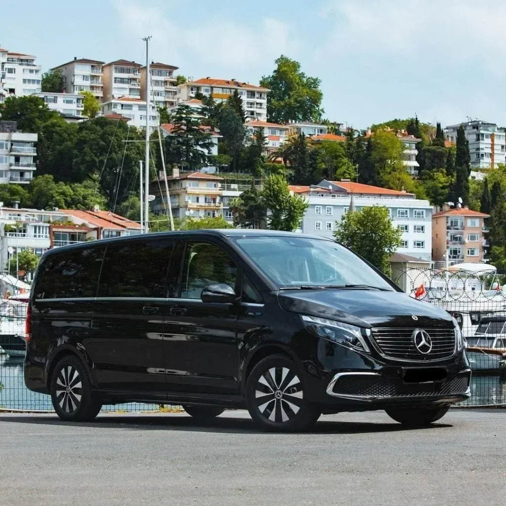 VTC van de luxe garé dans un cadre urbain, idéal pour les trajets en groupe