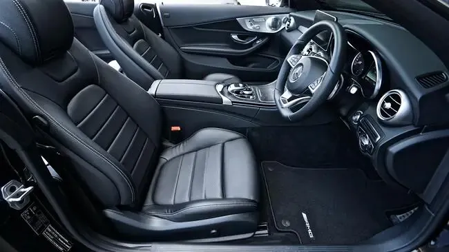 Intérieur avant d'une voiture Mercedes noire confortable
